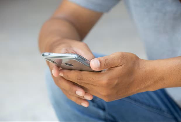 Main tenant un téléphone